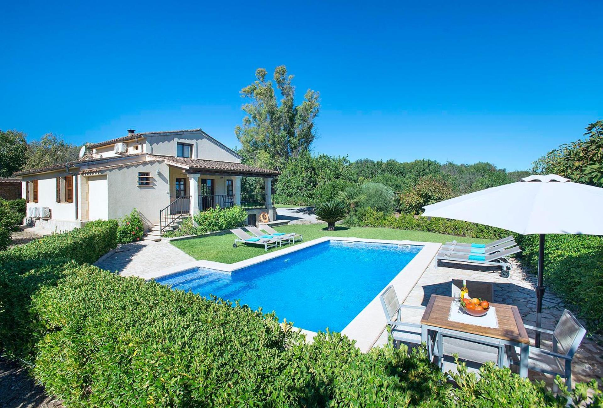 Villa Llosia By Vintage Travel *